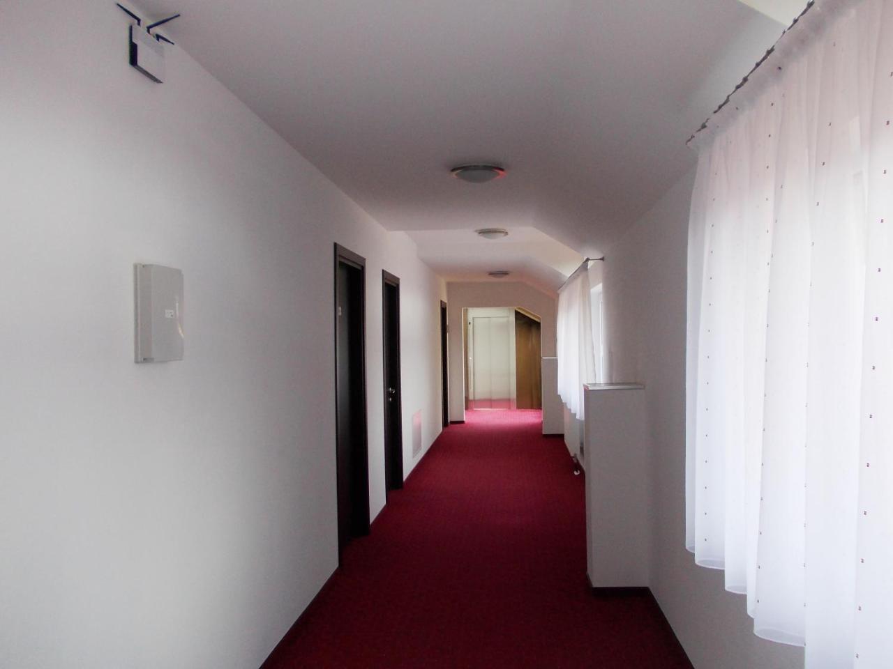 Hostel Cppi Vest Busteni Ngoại thất bức ảnh